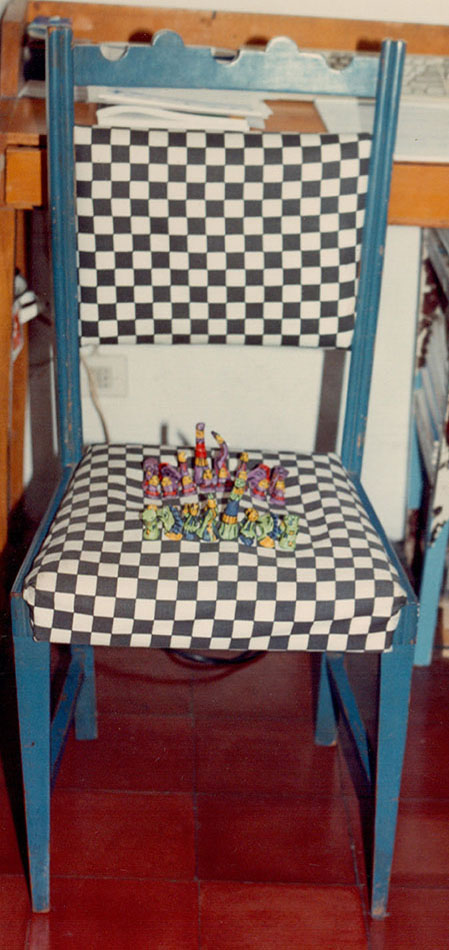 Seduta. Cubetti in poliuretano e scacchi in argilla con punta metallica